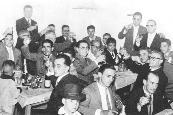 O leitor e amigo Ângelo Paludetto nos manda esta foto, que registra a festa de casamento de Sílvio Luiz Junqueira e Marlene A. Paludetto, realizado no ano de 1961. Aparecem, da esquerda para a direita: Pedro, Lélio, Geraldo Paludetto (em pé), Primo Fonott